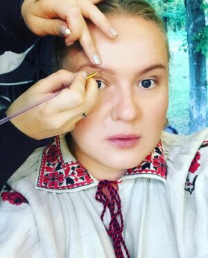 Olesia Zhurakivska Instagram - Я багато  носила вишиванку на знімальних майданчиках, із задоволенням одягаю її і у повсякденному житті, щоразу відчуваючи тепло і силу нашого національного одягу-оберегу!!! Маю  одну неймовірної краси не закінчену мамою вишиванку з закодованими іменами І молитвами, обовязково похизуюся , коли буде готова! 😜Любіть своє , пишайтеся, множте!!!
З Днем Вишиванки, Нація Нескорених!!!!
#вишиванка #ukraine #nowarinukraine #zhurakivska_olesya