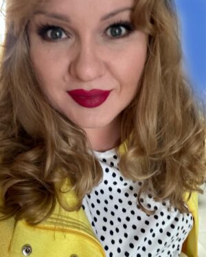 Olesia Zhurakivska Instagram - Завтра на екрани України виходить сімейна комедія « Крашанка» реж. Тараса Дударя . 

Знімальний період -десять днів..
Десять днів для повного метра… 
 Згодом, під час монтажу мусили ще й відмовитись від  деяких відзнятих сцен… 
Ми так багато встигли не тому що тисли і гнали, а тому що ми були щасливі поряд одне з одним. 
Все в любові  і по любові, все в повазі і довірі.. фантастичні партнери професіонали і ЛЮДИ!!! 
Кожен в команді незамінний, необхідний і найкращий ! Дякую “mamas film production” за сміливість і віру в нас всіх. 

 Ділюся з вами фото з учорашнього передпоказу, на мені жовтогарячий бомбер @ukreina.ua 
«Вигуляла» в люди😄 

Друзі сходіть  в кіно, підтримайте українське , відчуйте теплоту наших сердець.

Наприкінці фільму ОБІЦЯЮ ‼️‼️‼️вам захочеться аплодувати і радіти…

 
#крашанка #перемогасправасімейна #zhurakivska_olesya #україна #ukraine #ukrainianmovie #actress