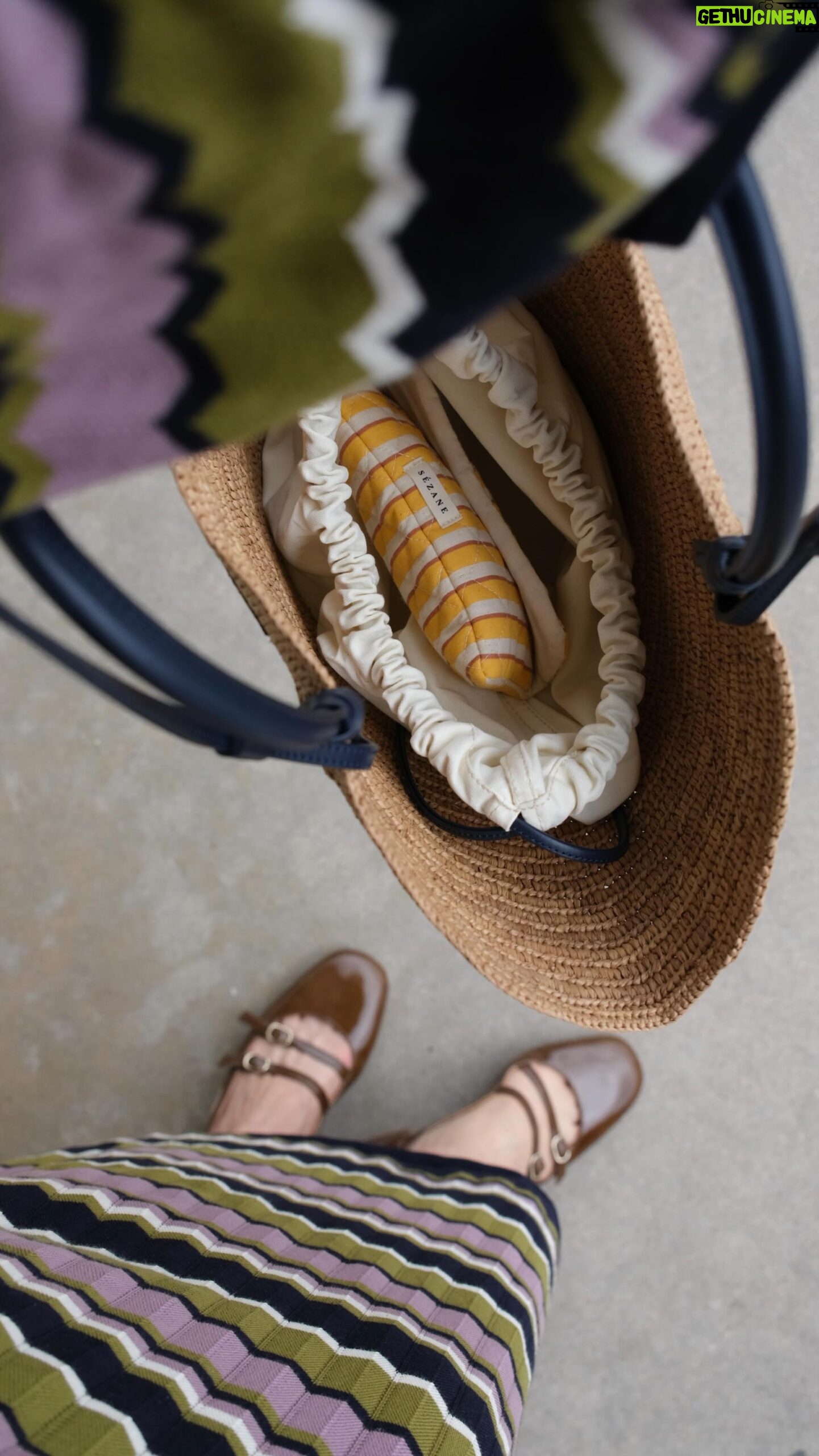 Olesya Rulin Instagram - I’m having a little French moment with one of my favorite brands @sezane. My entire look is from their new collection and this gorgeous skirt and top are made out of GOTS certified organic cotton. Très chic 🤍. I also have a thing for basket bags and the JUSTINE by @sezane has very quickly become my every day.