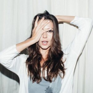 Olga Fonda Instagram - Peek-a-boo it's Wednesday! 👀😸 #HappyWednesday #HumpDay #AlreadyWednesday #PeekABoo #TimeFliesWhenYoureHavingFun #Wednesdays #WonderfulWednesday #WhatsYourWednesday #Fun #Flirty #Laugh #Love #Smile #Wonderful #Happy #Photographer #PhotosBy #JustinWilczynski
