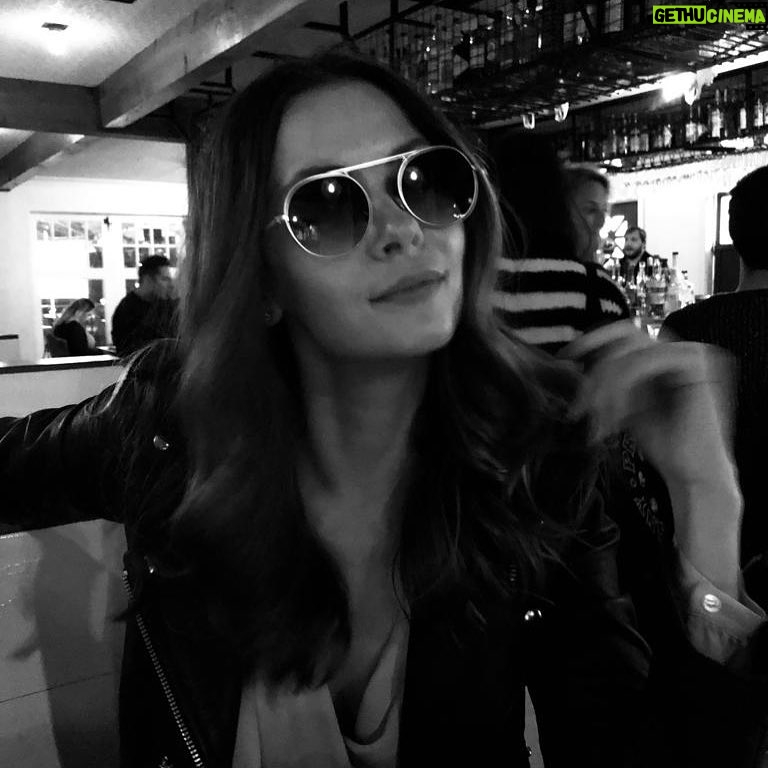Olga Fonda - 1.7K Likes - Decisions ... decisions... new shades? 😎with @lgrworld and @justinresnik
