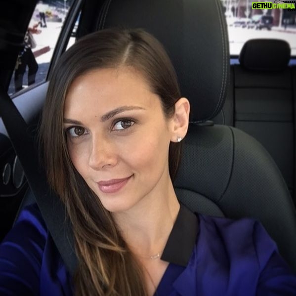 Olga Fonda - 2K Likes - Happy Monday! 😄💁🏻#HappyMonday #StraightHair #CarSelfie