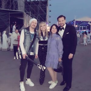 Olga Kormukhina Instagram - Дорогие соотечественники! Вот и завершился Праздник влюблённых! И он удался! В этом году заметно поменялась и атмосфера праздника, и внешний вид публики.) Никаких светящихся рогов не заметила. Столько приятных впечатлений и встреч, начиная с посещения монастыря Петра и Февронии. Спасибо, Муром!🙏❤️
На фото: две творческих семьи. Звезда оперы Аскар Абдразаков ( бас), рок- звезда Алексей Белов ( гр. Парк Горького) и их верные жёны: Ольга и Наталья).