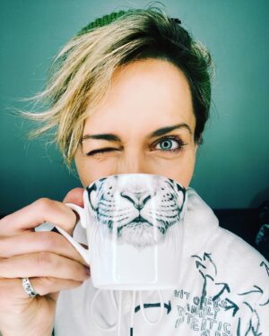 Olga Shelest Instagram - С Новым годом, котики!🐯🎊 #lunarnewyear #happynewyear Моя счастливая чашка в этом году: @illan_gifts @happyin_shop @tashagabeeva