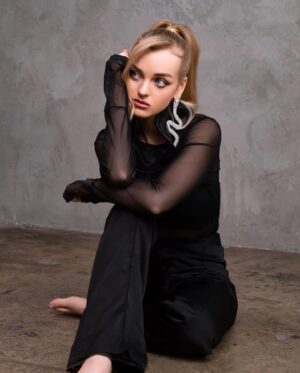 Olivia Rose Keegan Instagram - Thank you @saturnemagazine !!!!! 
 💖💥❤️‍🔥🍾🌸 🐍 Twas an honor and a blast 
Photographer: @nicolas_bates 
Styling: @jamar_hart 
Makeup: @ashleydonovan 
Hair: @haileyadickeshair