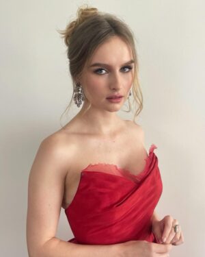 Olivia DeJonge Instagram - OSCARS 

dress @jasonwu jewels @leightonjewels // hair @mim_i_am_ & @haveaniceday.hair / mu @gitabass / styling @chloehartstein / 📸 @reidrayanderson 🖤🖤🖤 @elvismovie