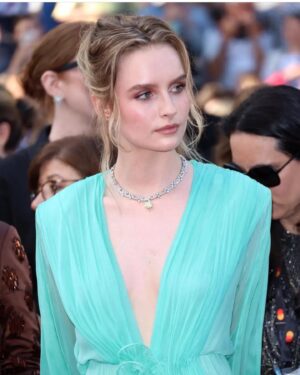 Olivia DeJonge Instagram - Cannes for @elvismovie dress @gucci jewellery @bulgari skin care prep @amanshop makeup @gitabass hair @peterbutlerhair @gettyentertainment @chloehartstein styling