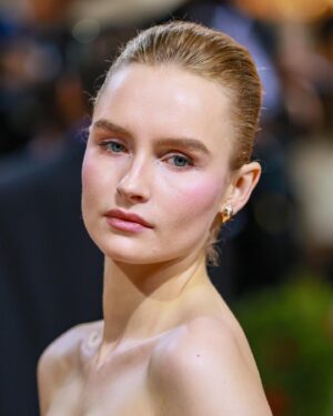 Olivia DeJonge Instagram - my first met 🖤 in custom @prada and @bulgari very very grateful … 🫶🏻 @elvismovie 🫶🏻 Hair: @peterbutlerhair makeup: @itsmatin  @gettyentertainment @metcostumeinstitute @voguemagazine