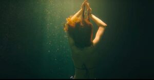 Olivia Morris Instagram - Underwater shoots for The Head S2 🤝🏼 the gorgeous team keeping me from drowning 

@thehead_serie @themediaprostudio