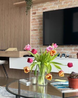 Olivia Morris Instagram - Jan/feb/march in many different places 💐