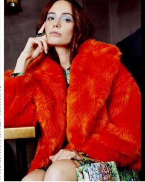 Olwen Catherine Kelly Instagram - Coat of dreams. S mag.
@rivkiestyles @photoaguilar @jennym_makeup @lydia.venn