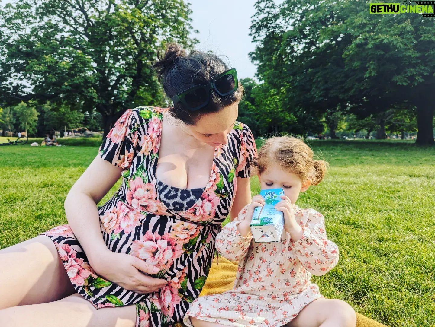 Olwen Catherine Kelly - 2.1K Likes - The perfect picnic spot as deemed by the (almost) threenager. ❤️
Enjoying the few weeks of relief between the crippling nausea and waddling 🦆. #21weeks