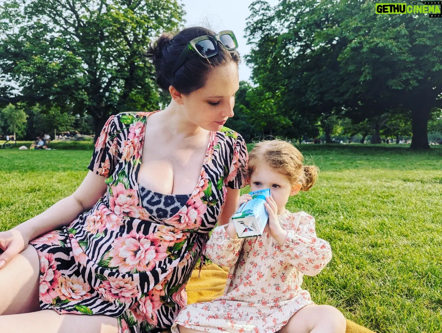 Olwen Catherine Kelly - 2.1K Likes - The perfect picnic spot as deemed by the (almost) threenager. ❤️
Enjoying the few weeks of relief between the crippling nausea and waddling 🦆. #21weeks