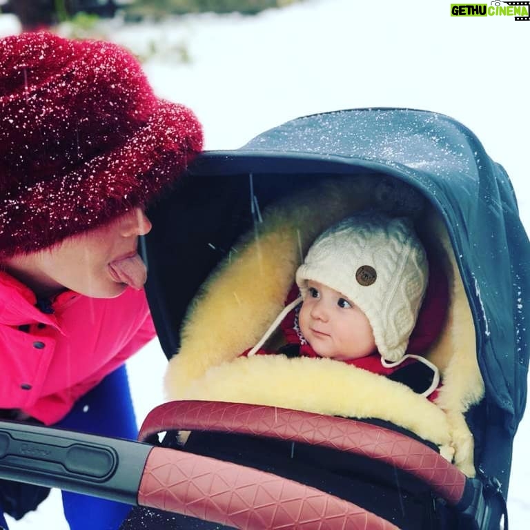 Olwen Catherine Kelly - 885 Likes - We finallyyyy got a sprinkling of snow this morning. I'm not sure that Lulu was overly excited but I got to wear my ski-suit for the first time in two years (admittedly it was much harder to get in to after having a baby...)💕#snowday #firstsnow