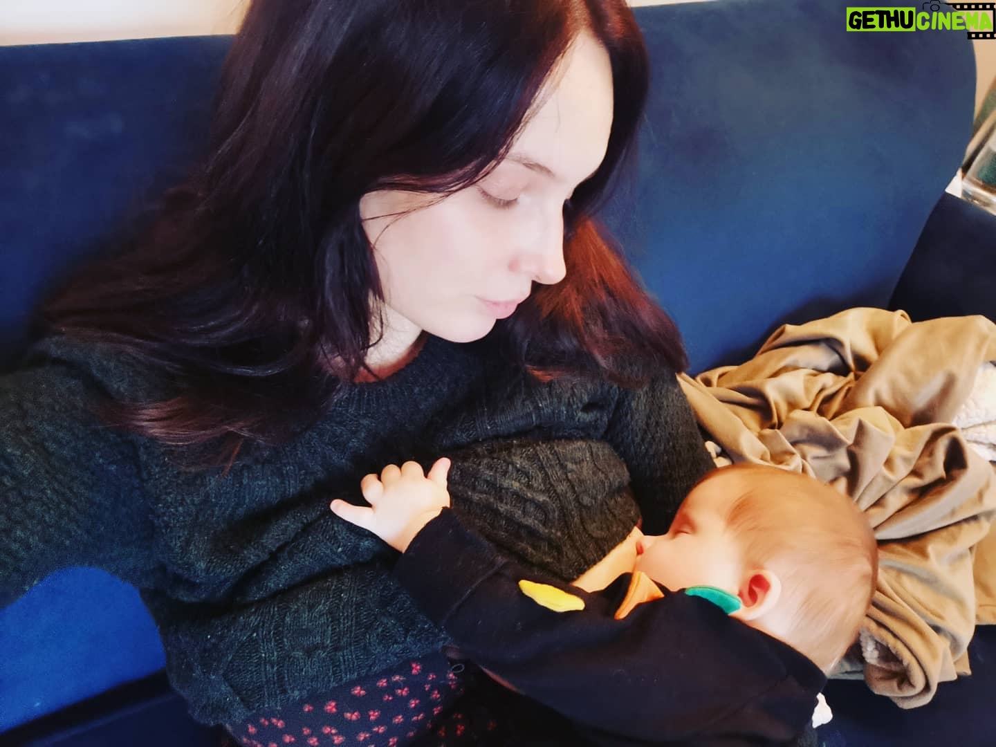 Olwen Catherine Kelly - 1.9K Likes - This sums up what I've been up to during my completely unintentional break from posting on my feed... 😂
What a blessing it has been to have had this little angel light up our lives in a time that most have struggled through. That's not to say we didn't have hardships in 2020 too -
She has taken to solids with great gusto and is quite happy to cuddle and soothe with a bottle of formula instead of a boob.
For this next part of our journey we have decided to wean on to @KENDAMILUK and started Lulu on a goats milk formula.
I will be sharing a little bit more information on why we chose Kendamil over on my stories - I myself had so many queries and despite being completely comfortable with my decision to switch to #formula and having the support of mine and Lulu's GP, I was very nervous about making the switch! Finding Kendamil made this a little bit easier. 💕