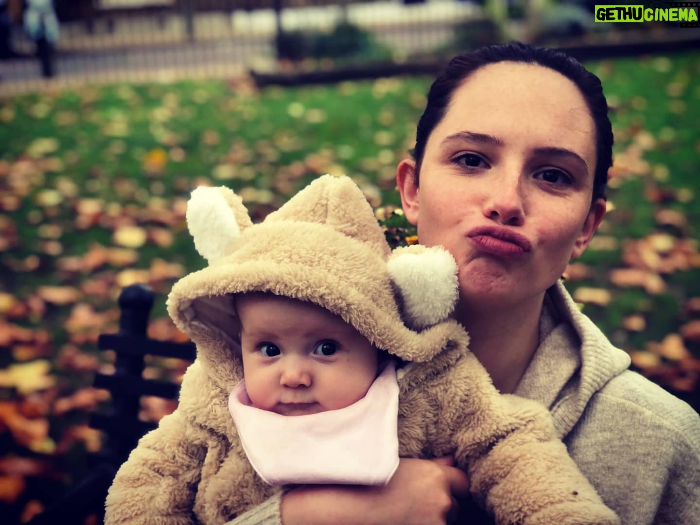 Olwen Catherine Kelly - 1.9K Likes - Dogs are not allowed in this park but bears are...
#bear #hugs #autumn