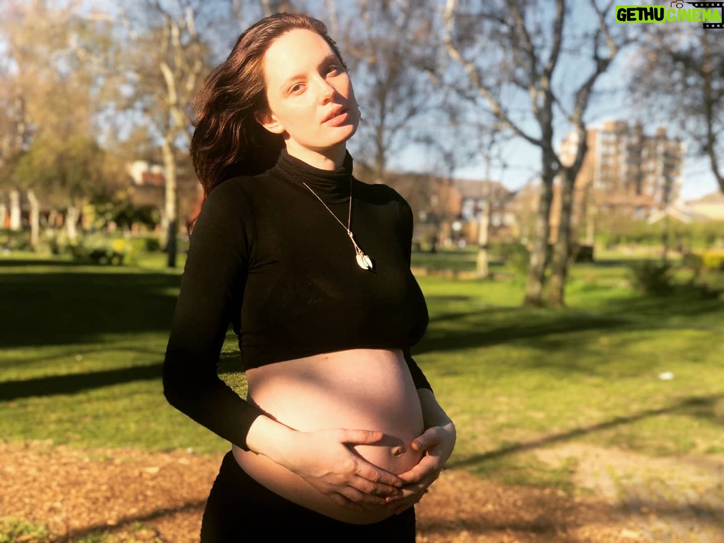 Olwen Catherine Kelly - 2.4K Likes - Daily walk in the park with the hound, hubbie and bump.
Got asked a few times how far along I was, no idea how they knew I was pregnant tbh... ¯\_(ツ)_/¯ I was seriously unprepared for the hotter weather today with regards maternity wear so this T-shirt got the ✂ treatment. Britney Spears circa '05 vibin'. #maternity #28weeks
#britneyspears