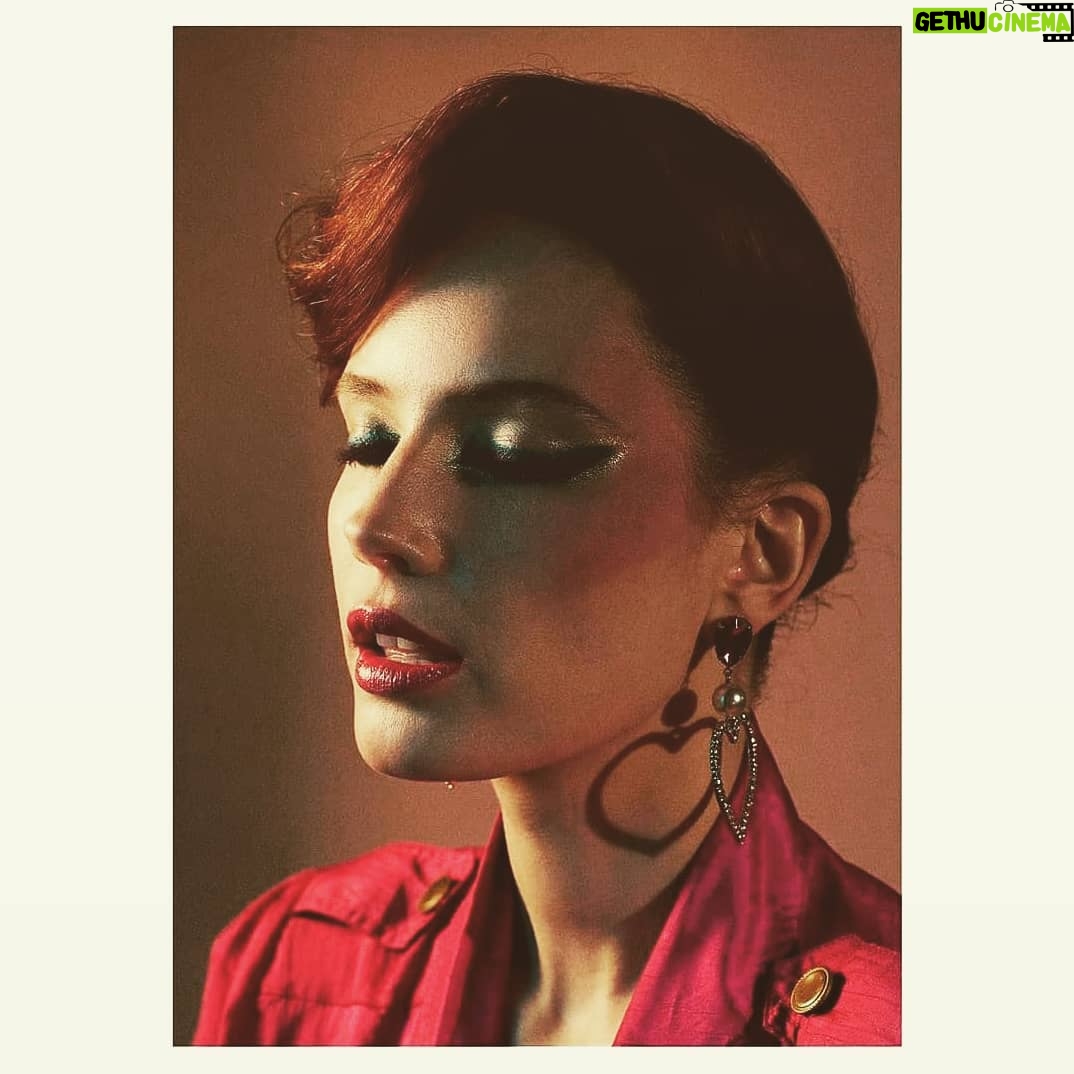 Olwen Catherine Kelly - 1.2K Likes - This bitch, that bitch, dem bitches.
@thisbitchmagazine
Tap for credits. 💞 #80s #balmain #editorial
