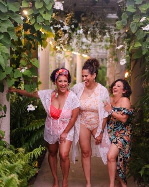 Omallys Hopper Instagram - ✨Mujeres who joined us last week: post a pic you took with your new amigas from last weekend and tag us here at @laexperienciario so we can repost in our stories and celebrate the sisterhood! 

📸: @madilaciephotography 
The official photographer for La Experiencia RIO✨

#empowerment #sisterhood #unidad