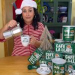 Omallys Hopper Instagram – No cojas consejo de todo el mundo. Especialmente si no toman @cafelallave YA TE LO DIJE
Si vas a salir de últimas compras o simplemente a recibir invitados a tu casa en estas Navidades, no cojas lucha, ni te agites… una tacita de @cafelallave te va a ayudar #feliznavidad #cafelallave
