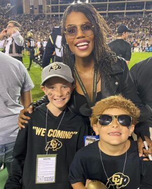 Omarosa Manigault Instagram - Heeeeey! I’m outside! Flew to Denver to support Coach Prime and the Colorado Buffs! The P3 team #Stunners! 
#HBCYou #lawyerleader 
#SelfMadeTV #clarksdaleadvocate 
@deebrownceo