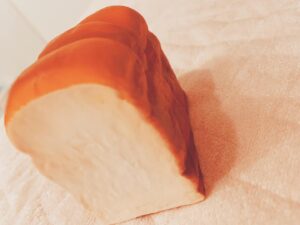 Oozora Subaru Instagram - お家にあるパン🍞
スクイーズもちもち(ﾉ)`ω´(ヾ)

there is my bread in my house.🍞
this is my favorite Squeeze🥳