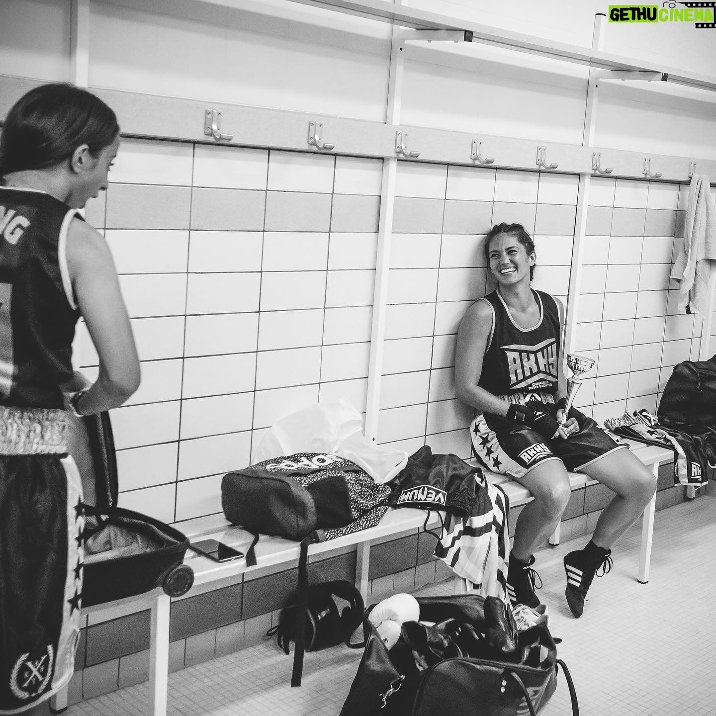 Ophélie Bau - 5.5K Likes - Merci à @alexandre.cabane
Merci à tous ceux qui étaient là autour du ring, et ceux qui étaient là par la pensée !
🌞🦁
📸 @laurentvilarem_lvstudio
🥊 @rinkagefight
Bravo à tous les combattants !
|
|
|
|
|
|
|
|
#boxe #boxeanglaise #boxer #amateurboxing #montpellier #combat #nobleart