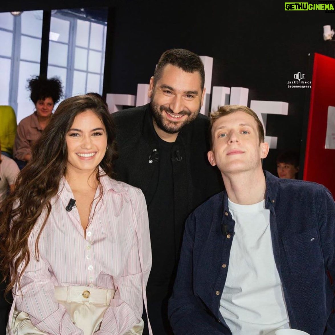 Ophélie Bau - 5.2K Likes - Merci @mouloudachour de m’avoir reçu chez @cliquetv pour parler de « Grace ». Notre court métrage écrit et réalisé par @marionfilloque et moi, pour le #nikonfilmfestival.
Notre court métrage parle de la solitude intrinsèque, malgré des moyens ou outils de notre génération qui sont censés nous émanciper de ce sentiment.
Je vous invite à cliquer sur le lien dans ma bio, et à continuer de soutenir notre film ( si vous l’avez aimé, pas de pression ☺️) .
RENDEZ-VOUS le vendredi 13 mars au #grandrex pour la remise des prix par le président du jury, #cedricklapisch et les membres du jury @girardotana @haidaraeye @alexandredino @jonathancohens @rod_paradot #thierrycheze #pascalefaure #julienneutres et @guillemetteodicino.
OUVERT AUX PUBLICS. Pour prendre vos places tarifs réduit -> http://bit.ly/385I5jf
Un grand Merci à vous tous pour votre amour et soutient 💓💓 PS : j’ai eu la chance de rencontrer @elouis7580 ( le jeune homme à droite sur la photo ) qui venait pour la sortie de son livre « au cœur de la violence ». Ses réflexions et pensées sont pertinentes.
Le jeune homme au milieu de la photo, plus besoin de le présenter ! @mouloudachour merci !
Et merci à @lanvinofficial et @brunosialelli qui m’accompagne partout. 😘
