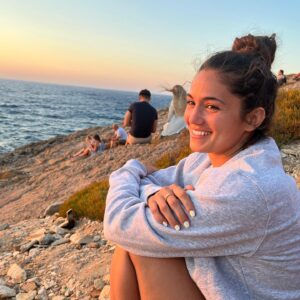Ophélie Bau Instagram - GRÈCE 2022. 
Sunset make me happy ! 
Voyager avec quelqu’un est un voyage spirituel aussi. Je repartirai n’importe où avec toi ma Matou ! 💛