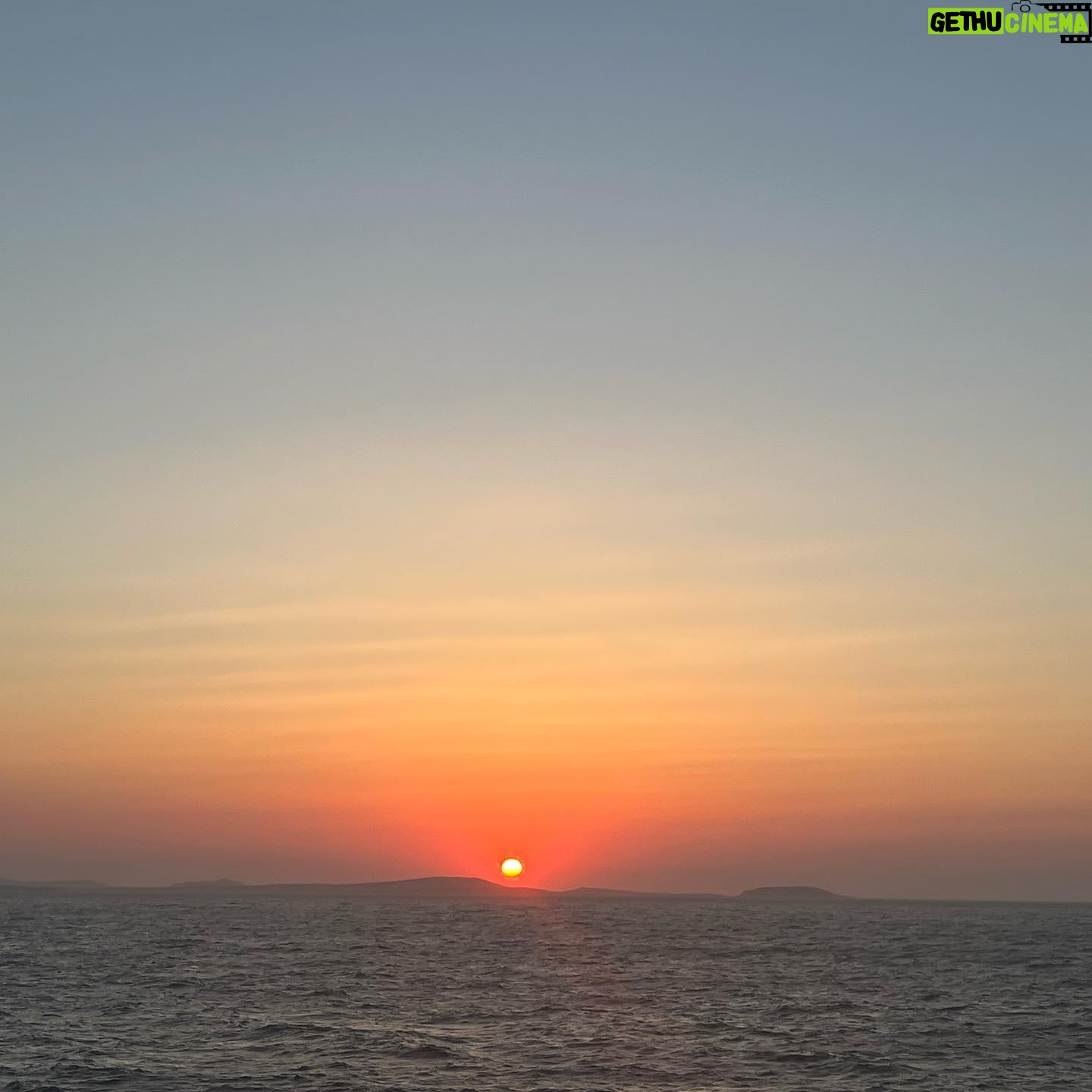 Ophélie Bau - 9.7K Likes - GRÈCE 2022.
Sunset make me happy !
Voyager avec quelqu’un est un voyage spirituel aussi. Je repartirai n’importe où avec toi ma Matou ! 💛
