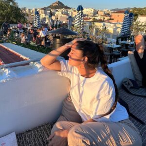 Ophélie Bau Instagram - GRÈCE 2022. 
Sunset make me happy ! 
Voyager avec quelqu’un est un voyage spirituel aussi. Je repartirai n’importe où avec toi ma Matou ! 💛