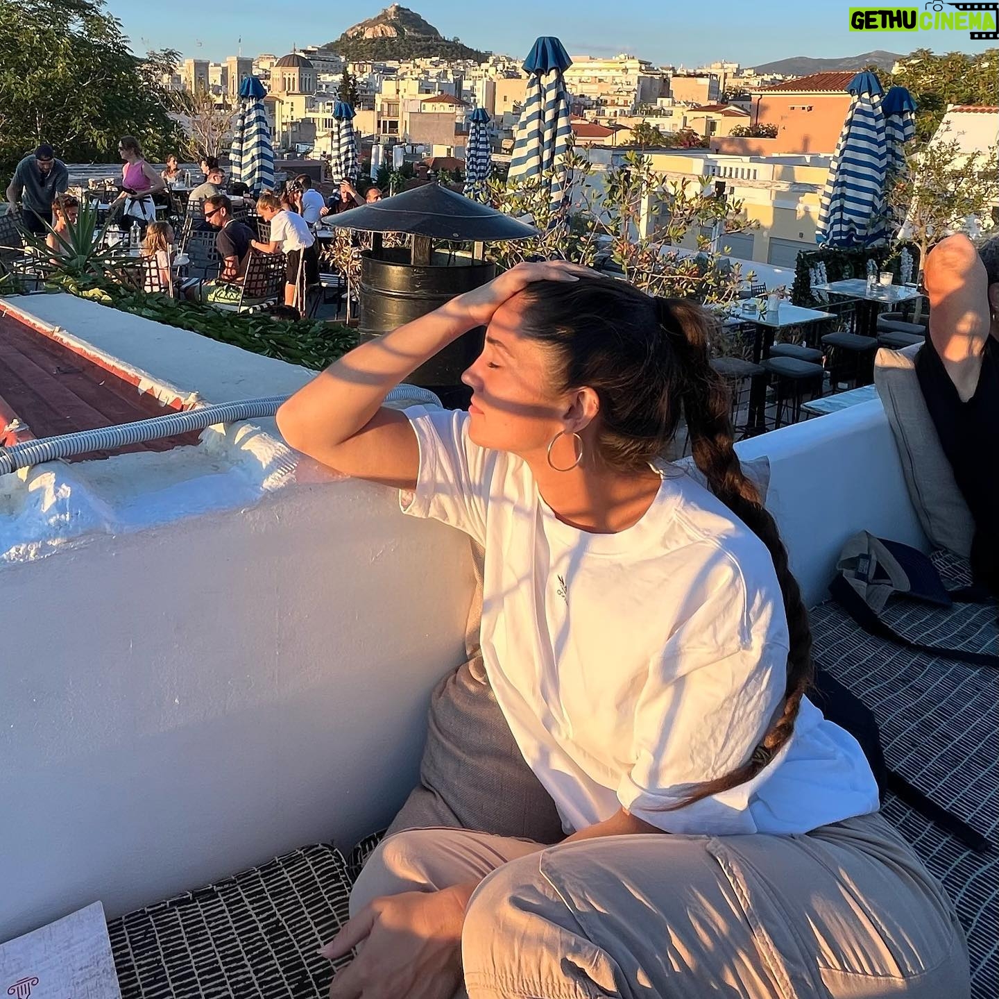 Ophélie Bau - 9.7K Likes - GRÈCE 2022.
Sunset make me happy !
Voyager avec quelqu’un est un voyage spirituel aussi. Je repartirai n’importe où avec toi ma Matou ! 💛