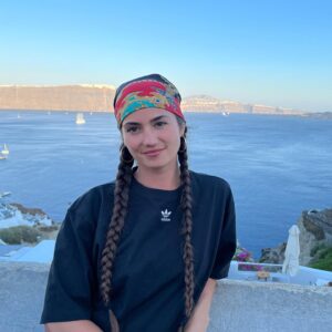 Ophélie Bau Instagram - GRÈCE 2022. 
Sunset make me happy ! 
Voyager avec quelqu’un est un voyage spirituel aussi. Je repartirai n’importe où avec toi ma Matou ! 💛