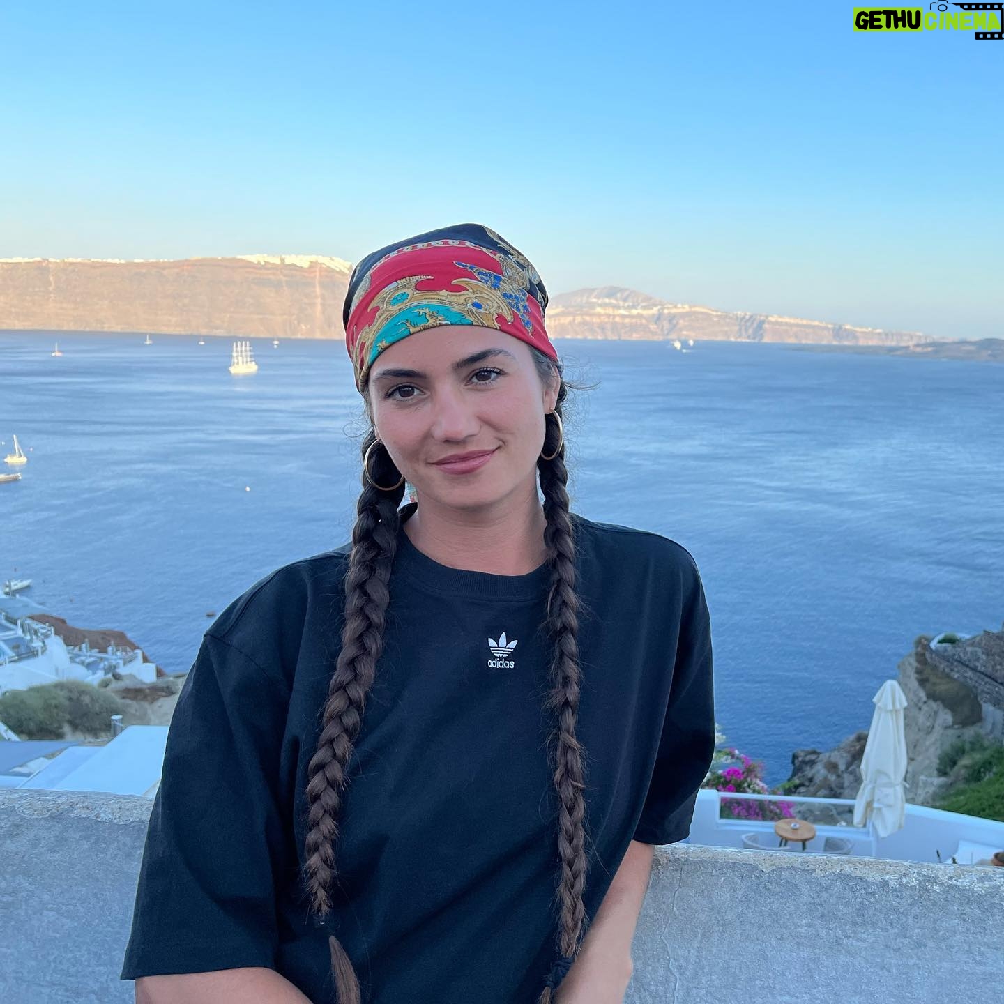 Ophélie Bau - 9.7K Likes - GRÈCE 2022.
Sunset make me happy !
Voyager avec quelqu’un est un voyage spirituel aussi. Je repartirai n’importe où avec toi ma Matou ! 💛