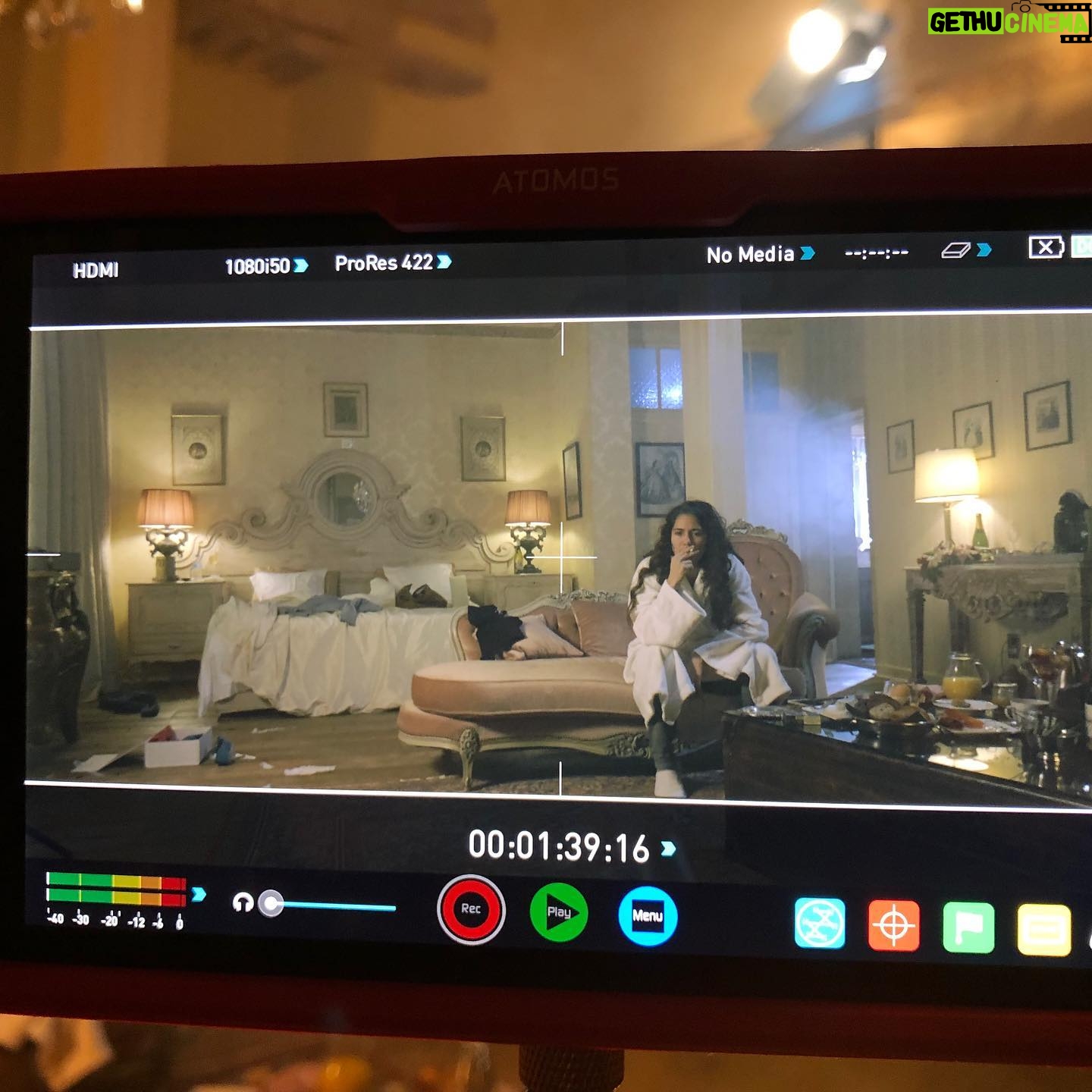 Ophélie Bau - 3.4K Likes - Les Amis, il y a un an @marionfilloque et moi vous présentions « GRACE », notre première co-réalisation pour le @nikonfilmfestival .
Nous avons eu l’immense joie de voir « GRACE » en finale !
Merci encore à toute notre équipe !! Et toute l’équipe du Nikon big up a @alexandredino !
Pour voir ou revoir « GRACE » rendez vous sur le lien dans ma bio !
Quelques photos souvenirs du tournage ! 🤗
Une célèbre icône pop et star des réseaux sociaux est attendue pour le plus grand concert de sa carrière. Tout le monde est là, ce soir. Sauf Grace.
💛💛