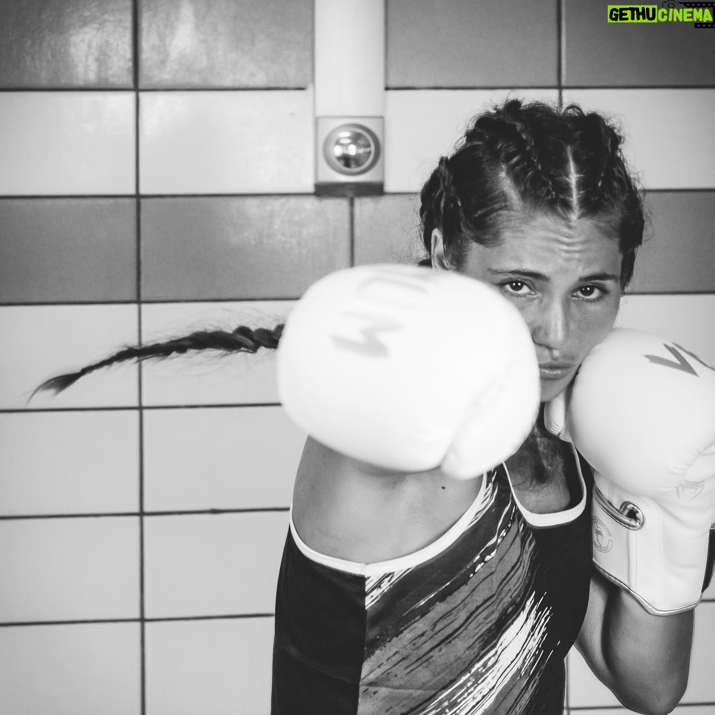 Ophélie Bau - 5.5K Likes - Merci à @alexandre.cabane
Merci à tous ceux qui étaient là autour du ring, et ceux qui étaient là par la pensée !
🌞🦁
📸 @laurentvilarem_lvstudio
🥊 @rinkagefight
Bravo à tous les combattants !
|
|
|
|
|
|
|
|
#boxe #boxeanglaise #boxer #amateurboxing #montpellier #combat #nobleart