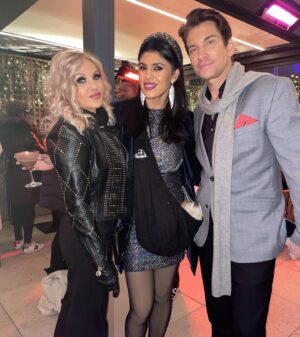 Orfeh Instagram - When @andy_karl   @orfeh host a 🎄 sing-a-long 🎤 at the @parkterracehotel with @hotelchocolatusa serving up hot cocoa and and espresso 🍸.

🫶🏼Did @will.linendoll and I make a 🎄 music video with Orfeh and Andy?
🫶🏼Did @pompomcharlie sing backup for @andy_karl? 
🫶🏼Was there a Page Six article?
🫶🏼Was I reunited with my chosen family?
🫶🏼Did I give @orfeh my @rpzlrpzl headband because she is the 👸🏻?
🫶🏼Does @parkterracehotel’ 6th floor bar/terrace @terrazzobryantpark have the most perfect view of Bryant Park?

The answer is yes. And it’s all documented in this carousel♥️Happy holidays!

#bryantpark #parkterrace #orfeh #andykarl