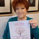 Orietta Berti Instagram - IL SORRISO DI AURORA❤ UGDH ITALIA Care amiche e cari amici, oggi Vi presento una associazione #noprofit che si chiama UGDH ITALIA - IL SORRISO DI AURORA @sorrisodiaurora Aurora è una bimba di 7 anni che ha una malattia genetica rara; questa associazione insieme alla dott.ssa Emanuela Bottani e a @telethonitalia portano avanti la raccolta fondi per la ricerca di questa rara malattia legata al gene UGDH. Se potete fare una donazione o donare il vostro 5XMILLE, Aurora e tutti i ricercatori ve ne saranno molto grati❤🙌 X DONARE il 5 X 1.000 C.F. = 91066280792 X DONARE con bonifico IBAN: IT02F0538722200000003593566 Vi lascio qui sotto il link: https://www.ugdh-italia.org/donare?fbclid=IwAR3YsrRgBvfTG24jJxqjup1B0FIKbY5HEMs5d_1DV-rKE8D_Ra2nkReVlxc Un abbraccio e GRAZIE❤ Orietta #IlSorrisodiAurora #UGDHITALIA #UGDH #ilsorrisodiaurora #geneugdh #noprofit #telethon #fondazionetelethon #emanuelabottani #ricerca @universitaverona #love💖 #gratitudine #perilbeneditutti