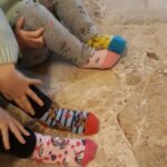 Orietta Berti Instagram - Anche quest'anno le mie nipotine Olivia💖 ed Ottavia💖 hanno voluto insieme al loro nido-scuola infanzia comunale D. P. Borghi qui a Montecchio Emilia celebrare e ricordare l'importanza della #diversità in questa soleggiata e meravigliosa giornata dei @giornata_calzinispaiati🧦💖❤💛💗💝💜🧡💙💚🌈 #ladiversitaèricchezza Un abbraccio e buon fine settimana a tutti💖 Orietta, Olivia e Ottavia #giornatadeicalzinispaiati #giornatadeicalzinispaiati2024 #love💖 #calzinispaiati