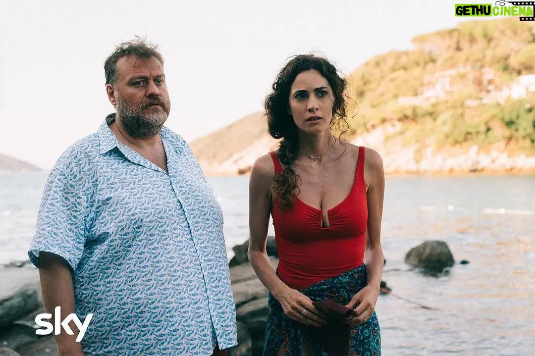 Orietta Berti Instagram - Care amiche e cari amici, Vi aspetto stasera per un nuovo divertentissimo episodio di #idelittidelbarlume dal titolo "Sopra la panca" su @skyitalia insieme ai tanti amici del #BarLume โค๐๐๐๐งก๐๐๐๐ @roanjohnson @filippotimi @corradoguzzanti @lucia_mascino @sandrobenve @stefano.fresi @michele_di_mauro @enricaguidi ...ne vedrete e sentirete delle belle๐๐ค๐คฃโค๐๐๐ Un abbraccio a tutti e a staseraโค Orietta @idelittidelbarlume #barlume #skycinema #skyoriginal @nowtvit @palomarproduction #quellaรจpatrizia #lacaprettapatrizia #Mille #love๐ #sopralapanca #cameo #11stagione #nuovoespisodio @pinupstars @damianafiorentini_gioielli @starpointcorporation @361comunicazione @nickcerioni @rosario_fiorello