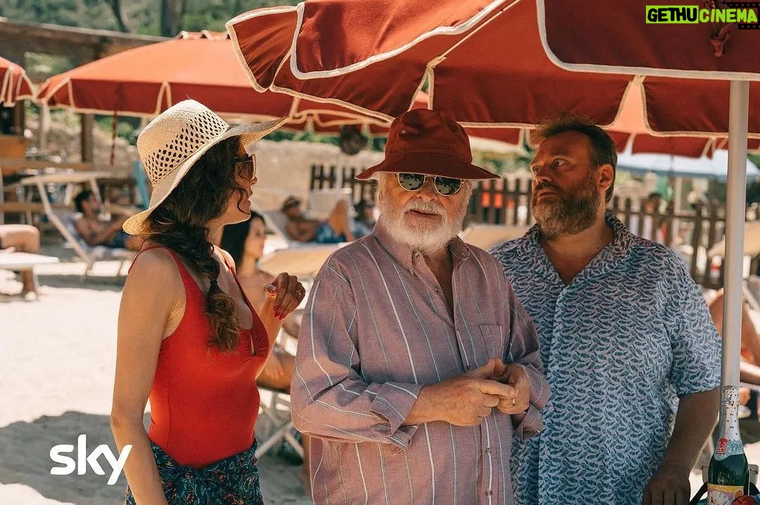 Orietta Berti Instagram - Care amiche e cari amici, Vi aspetto stasera per un nuovo divertentissimo episodio di #idelittidelbarlume dal titolo "Sopra la panca" su @skyitalia insieme ai tanti amici del #BarLume โค๐๐๐๐งก๐๐๐๐ @roanjohnson @filippotimi @corradoguzzanti @lucia_mascino @sandrobenve @stefano.fresi @michele_di_mauro @enricaguidi ...ne vedrete e sentirete delle belle๐๐ค๐คฃโค๐๐๐ Un abbraccio a tutti e a staseraโค Orietta @idelittidelbarlume #barlume #skycinema #skyoriginal @nowtvit @palomarproduction #quellaรจpatrizia #lacaprettapatrizia #Mille #love๐ #sopralapanca #cameo #11stagione #nuovoespisodio @pinupstars @damianafiorentini_gioielli @starpointcorporation @361comunicazione @nickcerioni @rosario_fiorello