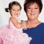 Orietta Berti Instagram - Tanti tanti tanti auguri di buon compleanno alla mia nipotina OLIVIA💖 che oggi compie 5 anni🎂...e grazie perchè insieme alla tua sorellina Ottavia ci riempite ogni giorno di gioia❤💟💛💚💙💗💖 Auguri piccolina❤🎁🐣 Mille baci💖 Orietta #Olivia #buoncompleanno #5anni #manina #buoncompleannoOlivia💖 #nipotina #OliviaeOttavia💖 #lavita #love💖 #nipotine❤ #legioiedellavita #felizcumpleaños #happybirthday #emozioni #amore
