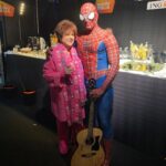 Orietta Berti Instagram - Grazie❤ Spiderman! Care amiche e cari amici, durante la settimana di #Sanremo ho avuto il piacere di incontrare e conoscere il caro @mattiavillardita ...un ragazzo straordinario che ha una delle "missioni" piú nobili che un supereroe possa intraprendere...quella di continuare a far sognare bambine e bambini che stanno affrontando un periodo difficile della loro vita in ospedale e di donare loro affetto e gioia. Grazie caro Mattia per quello che fai e grazie a tutti i medici, operatori sanitari ed associazioni che ogni giorno dedicano la loro vita per aiutare e sostenere i nostri piccoli. Un abbraccio💖 Orietta #spiderman #uomoragno #mattiavillardita #supereroe #mattiavillarditaspiderman #hug #cavaliere #missionenobile #amareilprossimo #gratitudine #love💖 #affetto #nonsmetteredisognaremai❤️🍀🌟 @grupposandonato @ospedale.gaslini @obmonlus @fondazionemeyer @laura.pink