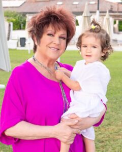 Orietta Berti Instagram - Tanti tanti tantissimi auguri di buon compleanno alla mia nipotina OTTAVIA💖 che oggi compie 2 anni🎂...cara piccola Ottavia non puoi immaginare quanto amore, quante emozioni, ricordi e gioie ci regali ogni giorno insieme alla tua sorellona Olivia...siete le mie MERAVIGLIE❤💟💛💚💙💗💖 #Ottaviaday❤ Auguri piccolina...auguri 
