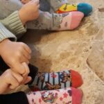 Orietta Berti Instagram - Anche quest'anno le mie nipotine Olivia💖 ed Ottavia💖 hanno voluto insieme al loro nido-scuola infanzia comunale D. P. Borghi qui a Montecchio Emilia celebrare e ricordare l'importanza della #diversità in questa soleggiata e meravigliosa giornata dei @giornata_calzinispaiati🧦💖❤💛💗💝💜🧡💙💚🌈 #ladiversitaèricchezza Un abbraccio e buon fine settimana a tutti💖 Orietta, Olivia e Ottavia #giornatadeicalzinispaiati #giornatadeicalzinispaiati2024 #love💖 #calzinispaiati