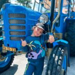 Ornella Koktová Instagram - Tak dneska to byl den ve znamení Zetorů🚜…nejvíc si to bezesporu užil Sven🩵. Geny se holt nezapřou…právě jeho děda Josef měl Zetor 25A, který je doteď ve stodole ve Psářích.☺️❤️Jinak poznatky z dnešního výletu - je super malým dětem koupit ty velký balónky, když vám utečou najdete je hned.😂🎈👍🏻Za další, když ti dojde že si celý den fotila celou rodinku a nejsi na jediný fotce. Řekni svému muži…pak budeš mít alespoň dvě momentky s cukrovou vatou🍭, obřím PMS a baby pubertou v každém snímku.😄💓