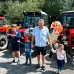 Ornella Koktová Instagram - Tak dneska to byl den ve znamení Zetorů🚜…nejvíc si to bezesporu užil Sven🩵. Geny se holt nezapřou…právě jeho děda Josef měl Zetor 25A, který je doteď ve stodole ve Psářích.☺️❤️Jinak poznatky z dnešního výletu - je super malým dětem koupit ty velký balónky, když vám utečou najdete je hned.😂🎈👍🏻Za další, když ti dojde že si celý den fotila celou rodinku a nejsi na jediný fotce. Řekni svému muži…pak budeš mít alespoň dvě momentky s cukrovou vatou🍭, obřím PMS a baby pubertou v každém snímku.😄💓