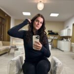 Ornella Koktová Instagram – Hodně reakcí bylo na mé vlasy po Survivor.💇🏻‍♀️ Jasně, že mi zázračně nevyrostly😅…hned asi třetí den po příletu jsem vletěla v černým kabátu a slunečních brýlích do @salongoldvisage ✨. Ze srandy jsem Pepovi řekla “Všechny cesty vedou do kadeřnictví…😅” holky pochopí. Nicméně z mikáda vykouzlit toto není jen tak, bylo tam hodně střihů ale vše se zvládlo. A jakou metodou mám vlasy prodloužené? Je to ultrazvukem – šetrná metoda za studena. Žádný “škvaření” vlasů…prostě ideál na ty moje jemné vlasy.☺️🤍 A pozor, i když mám vlasy prodloužené vitamíny/keratin stále užívám – péče je důležitá.🥰