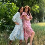 Ornella Koktová Instagram - Od maminek nejen pro maminky…🥰 To byla s Agátou naše prvotní myšlenka, když jsme s @balisecret.cz dávali dohromady tyhle krásný letní šaty dohromady.❤️ Jsou vzdušný, nikde neškrtí, nemusí se žehlit a hlavně jsou extrémně pohodlný.😍 Předprodej je do 13.6✨- doručeno bude 1.7✨ Najdeš na: www.balisecret.cz P.S. Vhodné i pro větší poprsí.😉 #letnisaty #ootd #šaty #léto