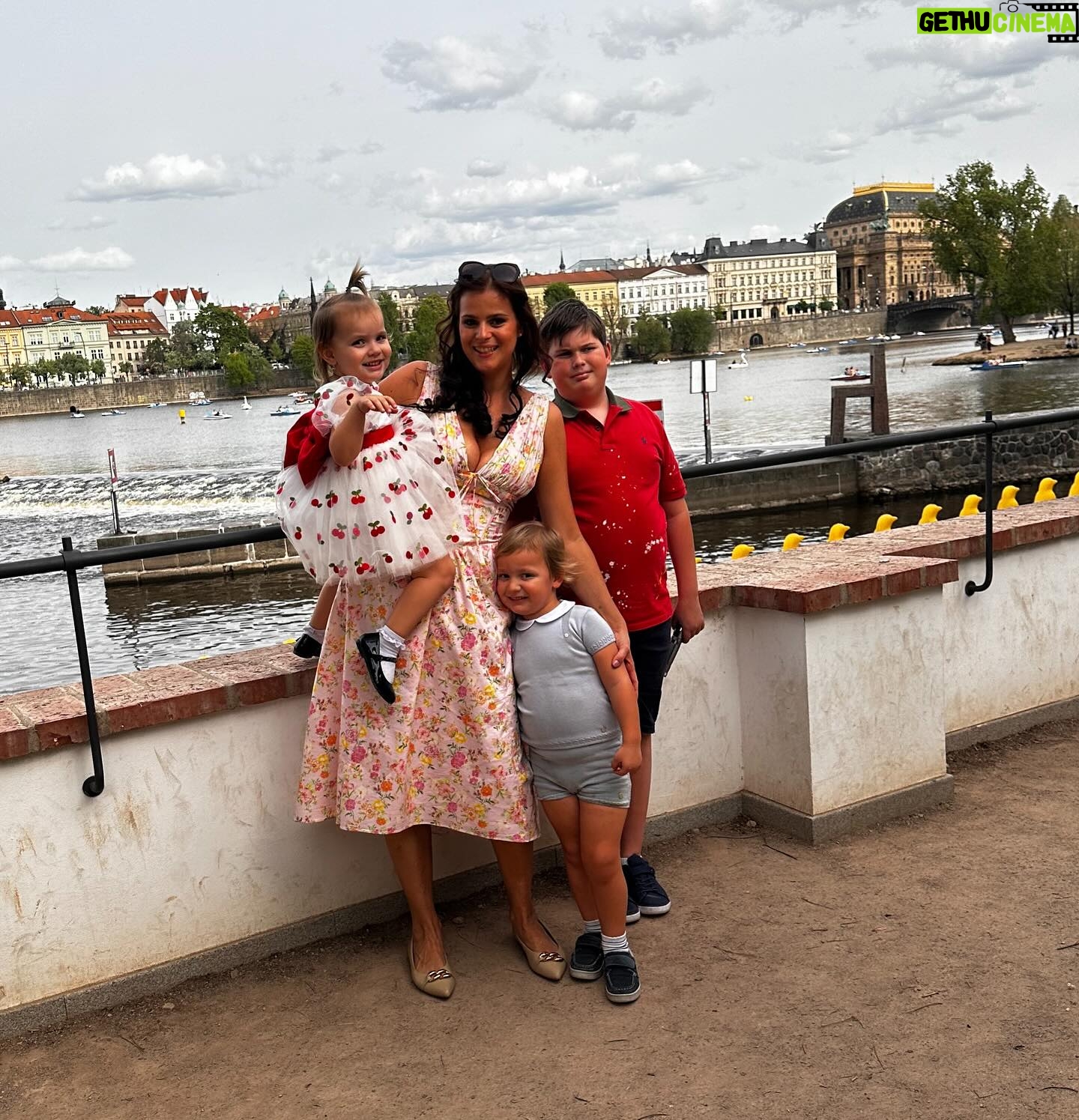 Ornella Koktová Instagram - Krásný narozeninový den Pepíčka a Lilianne🩷…přeju vám oběma pevné zdraví, moře štěstí a úsměv na tváři!🥹 Nekonečně moooooc vás milujuuuuuu!!!!!!! Hurá Hurá Hurá🍀!!!
